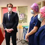 Olivier Veran, ministro de Sanidad francés, visita la unidad de cuidados intensivos del hospital de Dunkerque
