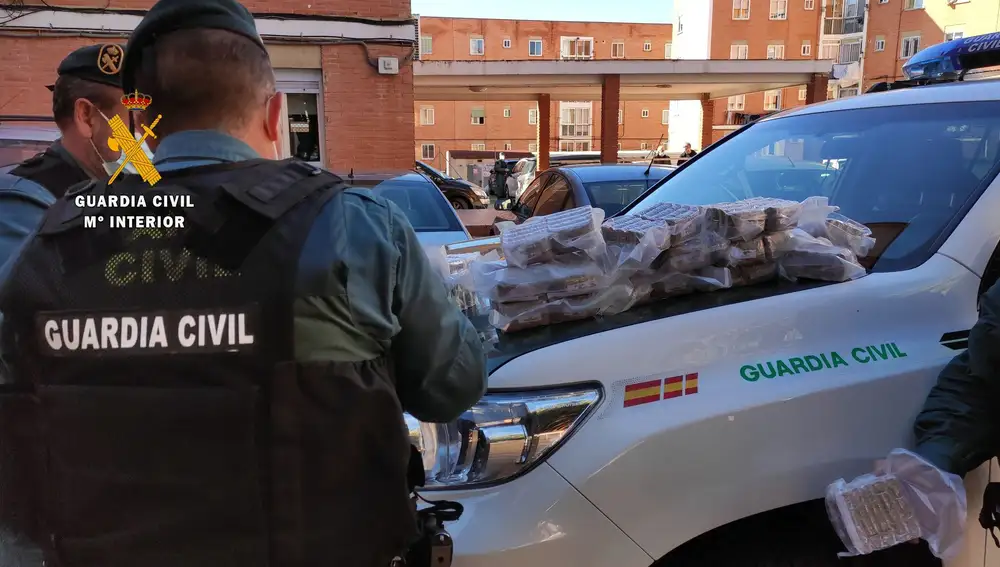 Detienen a un hombre y una mujer que llevaban más de 36 kilos de hachís ocultos bajo el salpicadero de su vehículo