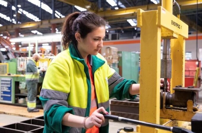 Una mujer trabajando en Ferrocarrils de la Generalitat de Catalunya (FGC)