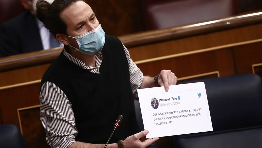 El vicepresidente segundo del Gobierno, Pablo Iglesias muestra la imagen de un tuit de Macarena Olona