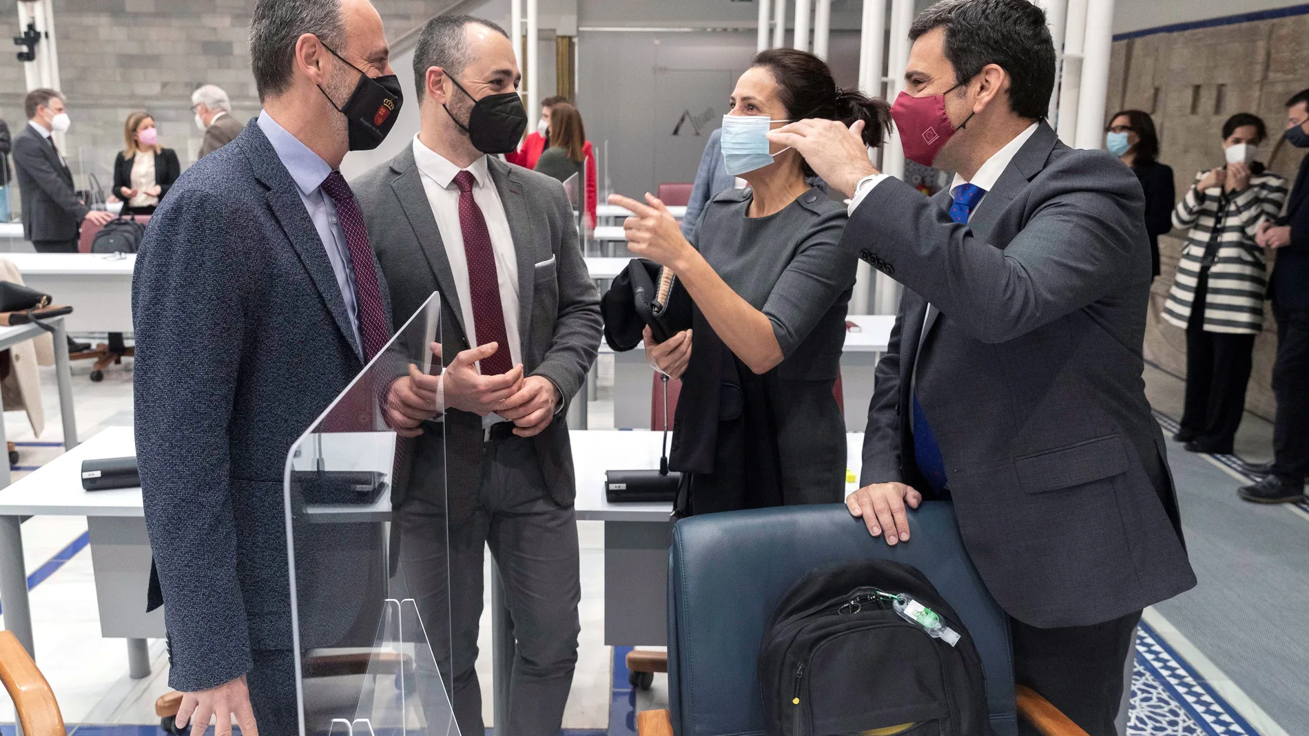 El consejero de Hacienda y Presidencia, Javier Celdrán (i) y la consejera de Turismo, Cristina Sánchez (2d) entre otros