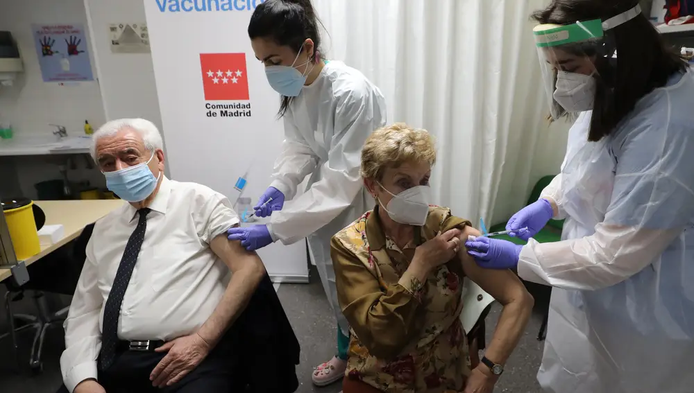 Vacunación en el centro de salud de mayores del barrio del Pilar en Madrid