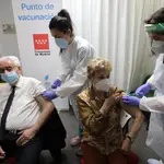 Vacunación en el centro de salud de mayores del barrio del Pilar en Madrid