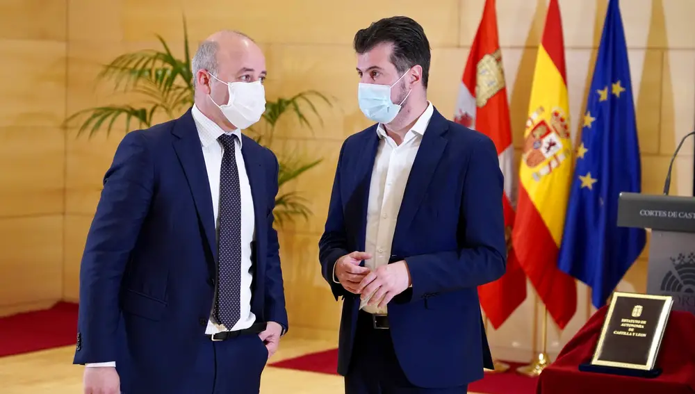 Los portavoces del PSOE y Cs, Luis Tudanca y David Castaño, conversan durante el acto