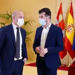 Los portavoces del PSOE y Cs, Luis Tudanca y David Castaño, conversan durante el acto