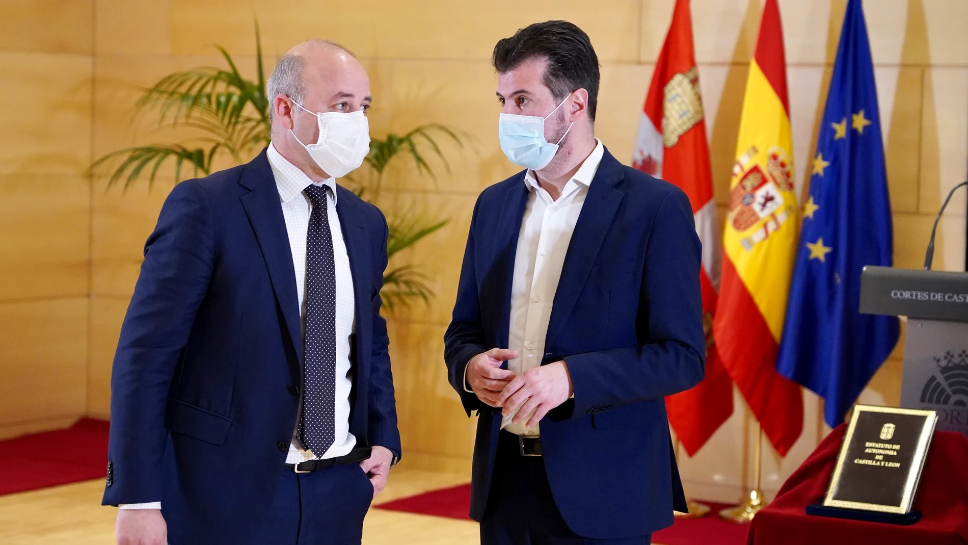 Los portavoces del PSOE y Cs, Luis Tudanca y David Castaño, conversan durante el acto