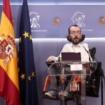 El portavoz de Unidas Podemos en el Congreso, Pablo Echenique, interviene en una rueda de prensa