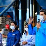 AME7913. CARACAS (VENEZUELA), 24/02/2021.- Fotografía cedida por prensa de Miraflores donde se observa al presidente venezolano, Nicolás Maduro, en un acto de Gobierno, hoy miércoles 24 de febrero del 2021, en Caracas, Venezuela. El Gobierno de Nicolás Maduro ordenó este miércoles la expulsión la embajadora de la Unión Europea en el país, Isabel Brilanthe Pedrosa, una medida que ya tomó el propio líder caribeño hace 240 días, pero que entonces revirtió solo tres jornadas después en aras de hacer "lo más inteligente" para su nación. EFE/PRENSA MIRAFLORES/SOLO USO EDITORIAL/SOLO DISPONIBLE PARA ILUSTRAR LA NOTICIA QUE ACOMPAÑA (CRÉDITO OBLIGATORIO)