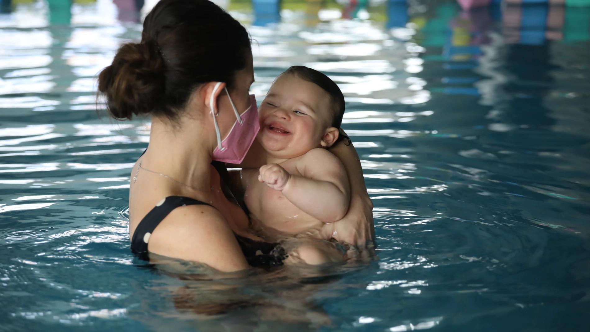 Candela, junto a su madre, en la piscina de la Fundación Instituto San José, donde hace terapia acuática