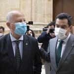 Javier Imbroda y Juanma Moreno, este jueves en el Parlamento