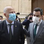Javier Imbroda y Juanma Moreno, este jueves en el Parlamento