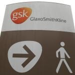 Cartel de GlaxoSmithKline (GSK) en su centro de investigación en Stevenage, Gran Bretaña