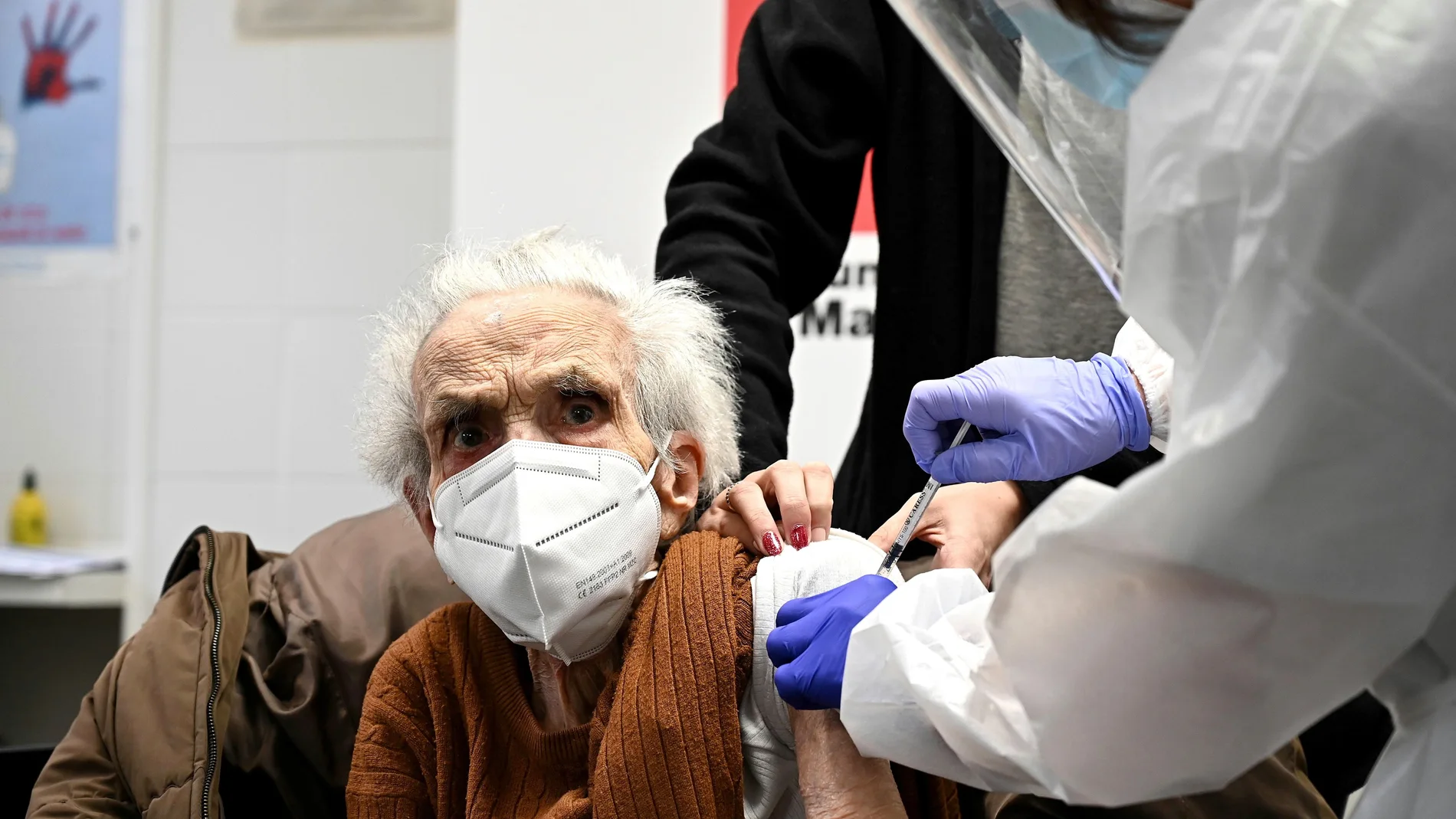 Comienzo de la campaña vacunación para los mayores de 80 años en el Centro de Salud Barrio del Pilar, en Madrid, este jueves.