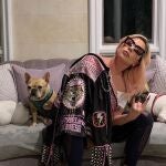 La artista Lady Gaga junto a sus mascotas.