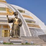 Monumento en homenaje a la independencia de Turkmenistán, en la capital del país Asjabad