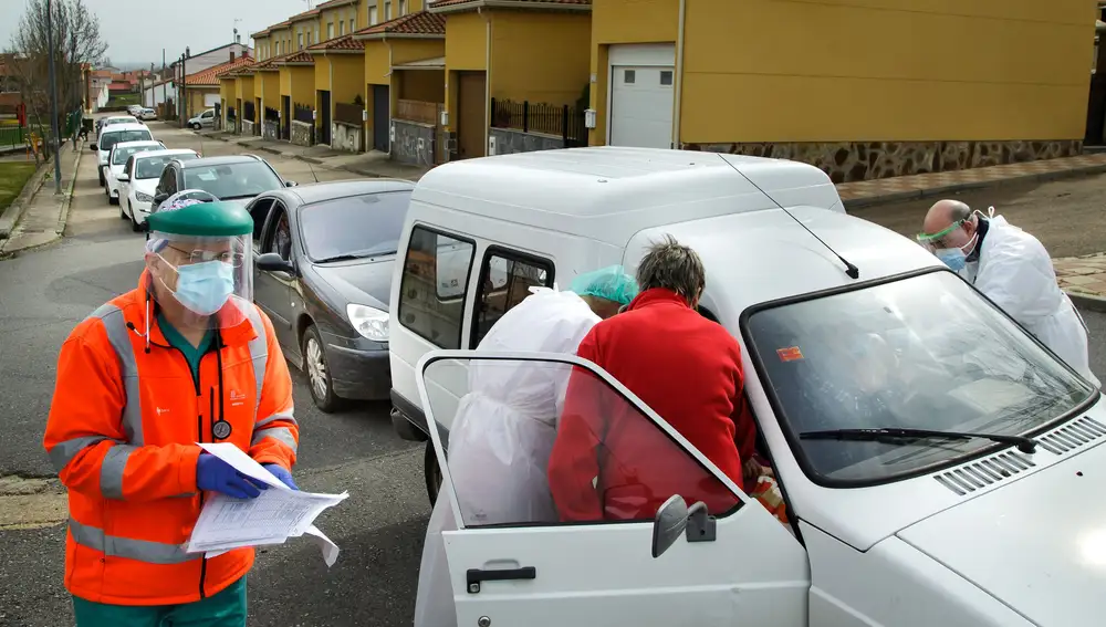 Vacunaciones de personas dependientes en el coche en Salamanca