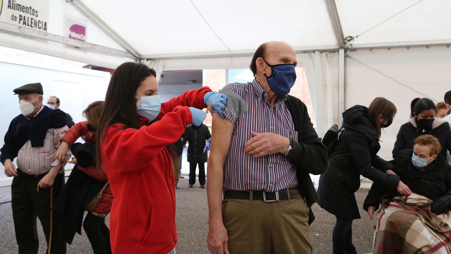 Vacunación masiva de mayores de 90 años en una carpa junto al centro de Salud de la Puebla en Palencia.foto Manuel Brágimo