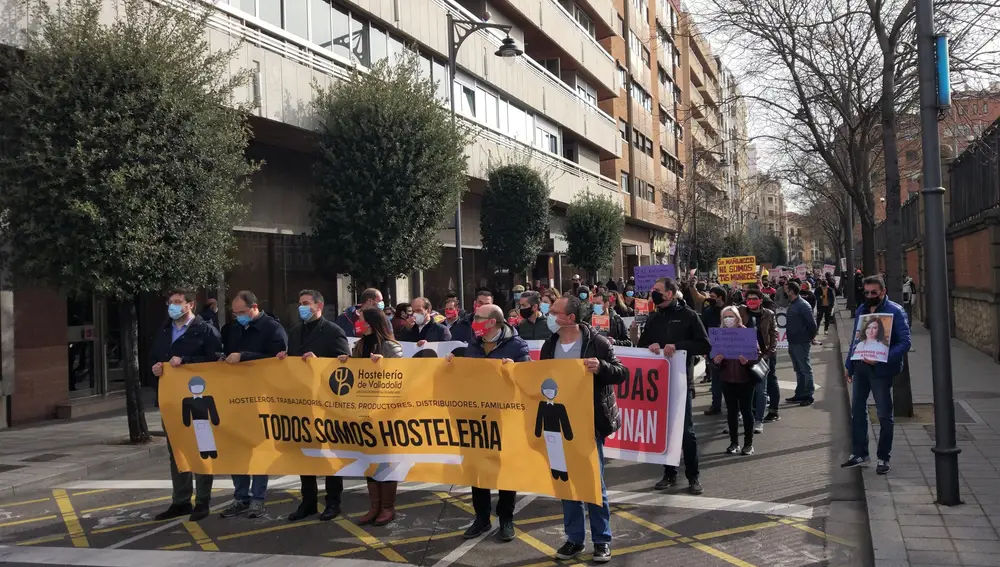 Hosteleros de Valladolid se manifiestan por la sistuación del sector como consecuencia de los cierres y limitaciones establecidos por la pandemia.EUROPA PRESS26/02/2021