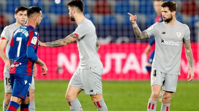 Iñigo Martínez señala a Sergio León durante el partido