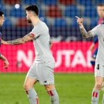 Iñigo Martínez señala a Sergio León durante el partido