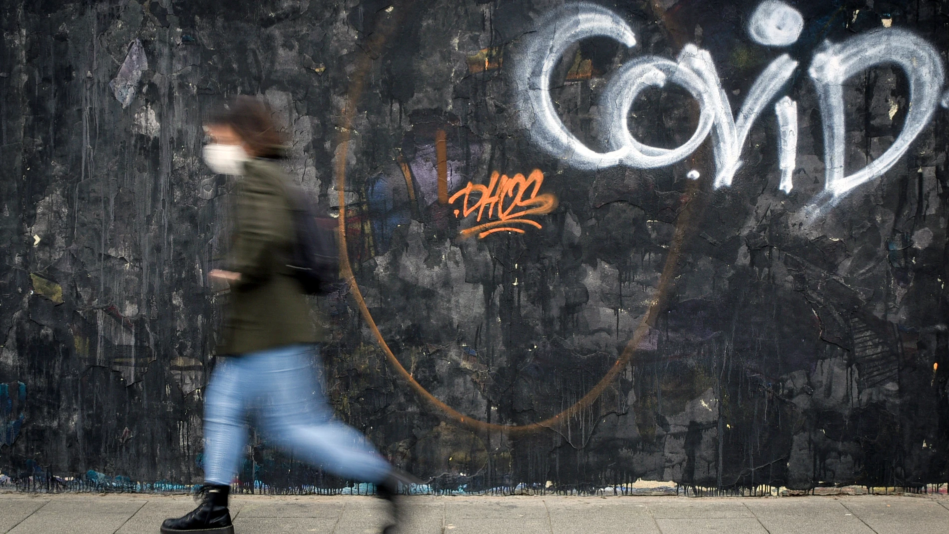 Un grafitti del artista J.Warx en una vía de Valencia, Comunidad Valenciana