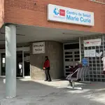 Varias personas esperan en las inmediaciones del Centro de Salud Marie Curie de Leganés