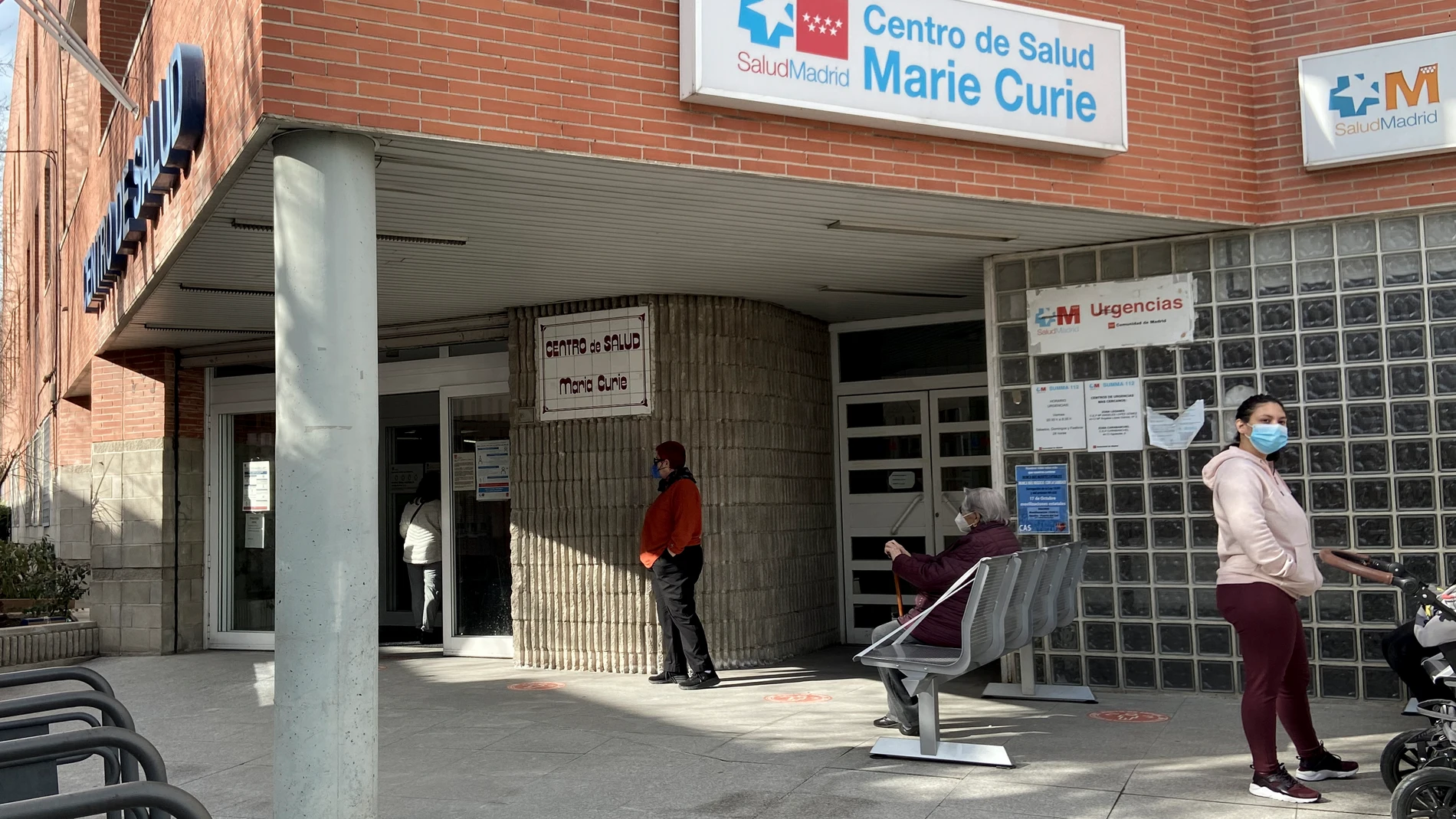 Varias personas esperan en las inmediaciones del Centro de Salud Marie Curie perteneciente a la ZBS de Marie Curie, en Leganés, Madrid