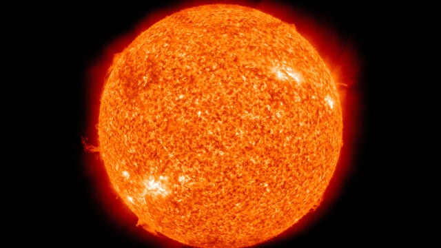 La energía del Sol proviene de su núcleo, en el que la presión y la temperatura son tan altas que se produce fusión nuclear de forma espontánea. Esas mismas reacciones de fusión también producen una gran cantidad de neutrinos, que atraviesan fácilmente la materia que hay encima del núcleo y salen al exterior en todas direcciones. Las estrellas son, pues “faros de neutrinos”.
