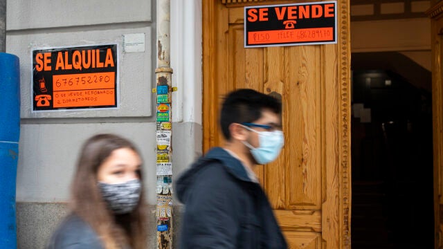 Carteles en un portal de "se alquila" y "se vende"