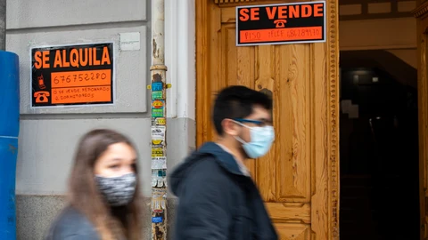 Carteles en un portal de "se alquila" y "se vende"