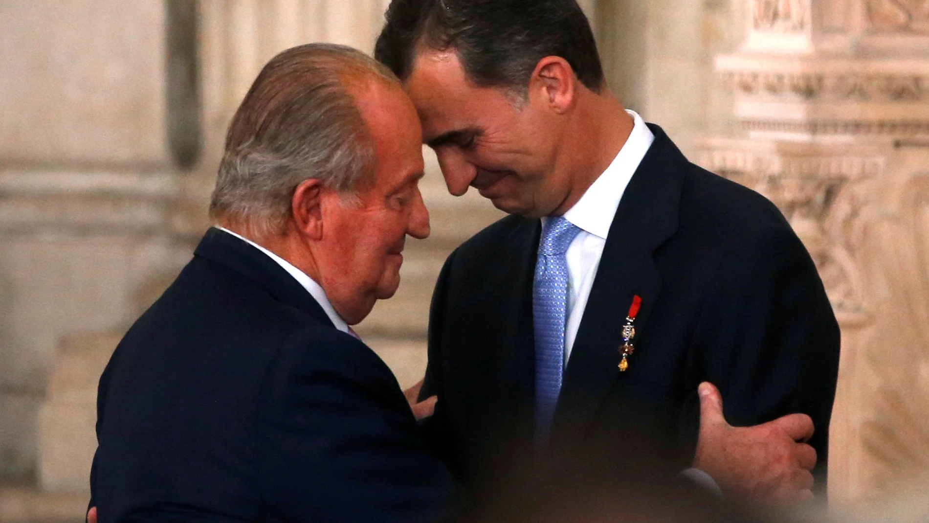FILE PHOTO: FILE PHOTO: Spain's King Juan Carlos and his son Crown Prince Felipe (R) hug each other as they attend the signature ceremony of the act of abdication at the Royal Palace in Madrid, June 18, 2014. REUTERS/Juan Medina/File Photo/File Photo