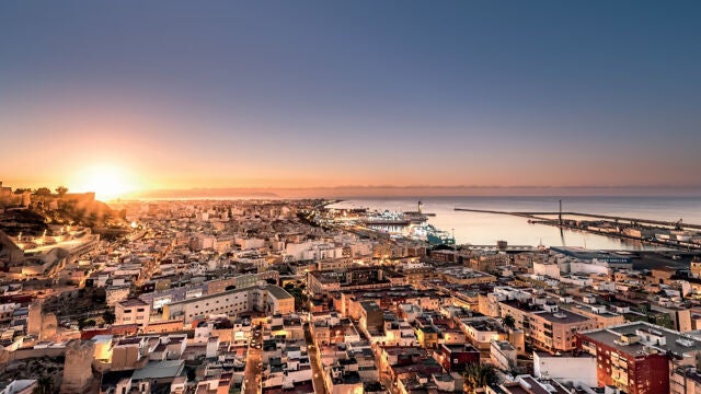 Panorámica de la ciudad de Almería, con la Alcazaba a la izquierda y el puerto a la derecha