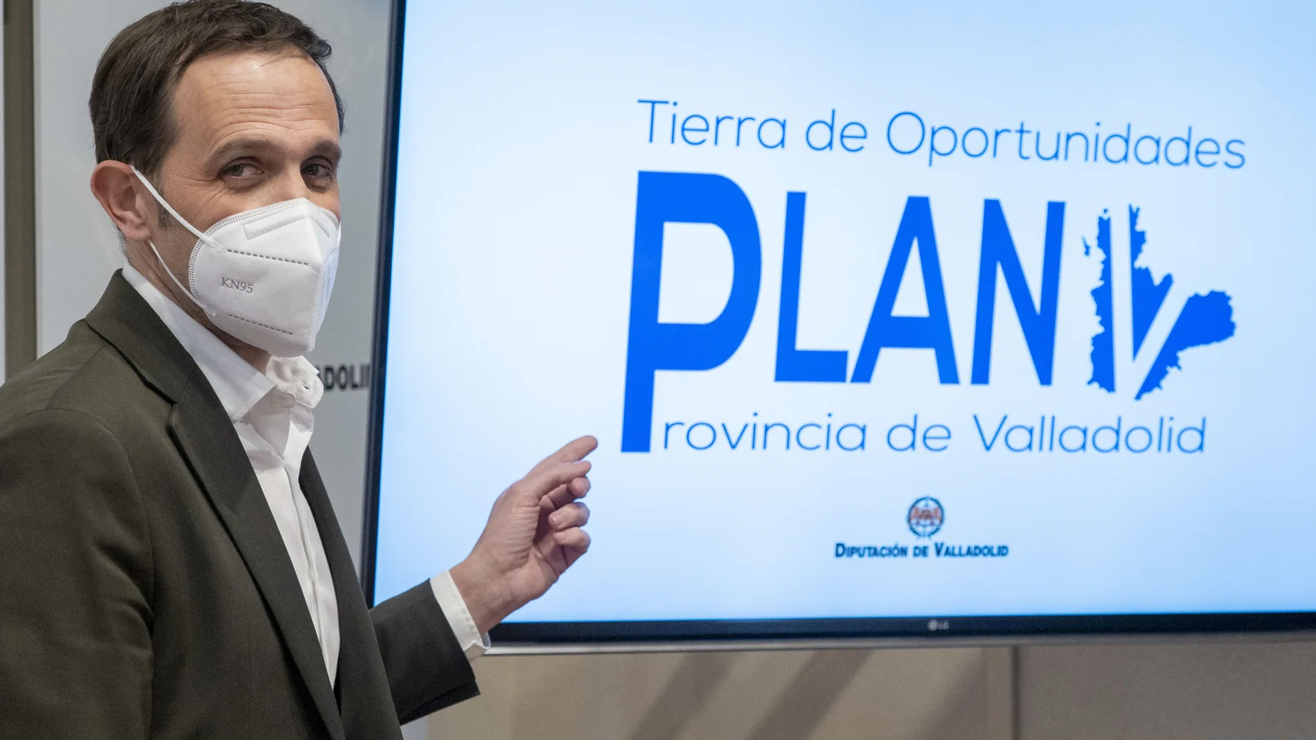 El presidente de la Diputación de Valladolid presenta el nuevo plan de ayudas para los ayuntamientos de la provincia.