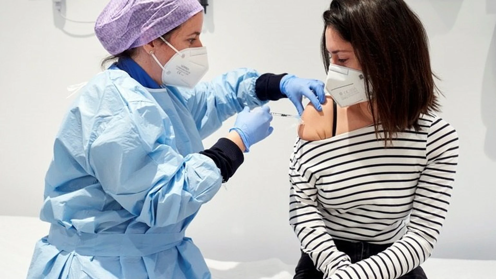 Una enfermera administra la vacuna a una profesora este viernes en Vitoria
