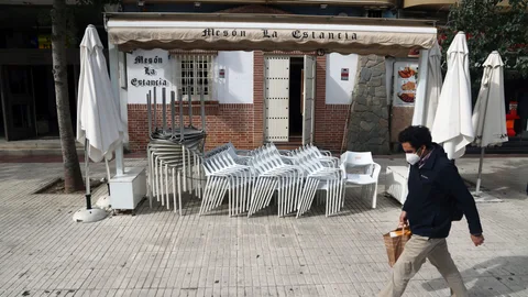 Imagen de archivo de un bar malagueño cerrado durante la suspensión de toda actividad no esencial por la alta incidencia de coronavirus