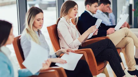 Varios candidatos esperan para hacer una entrevista de trabajo
