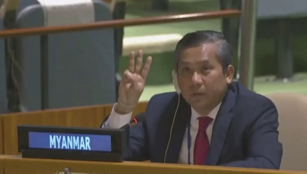 El embajador birmano en Naciones Unidas hace el gesto antigolpe de los tres dedos al terminar su discurso en la Asamblea General de la ONU