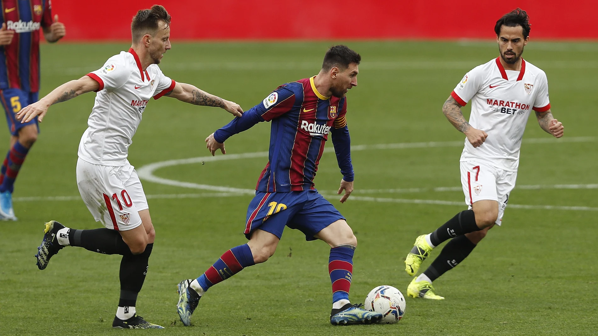 Messi trata de llevarse el balón entre Rakitic y Suso en el Sevilla - Barcelona