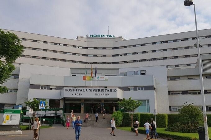 Fachada principal del Hospital Virgen Macarena de Sevilla