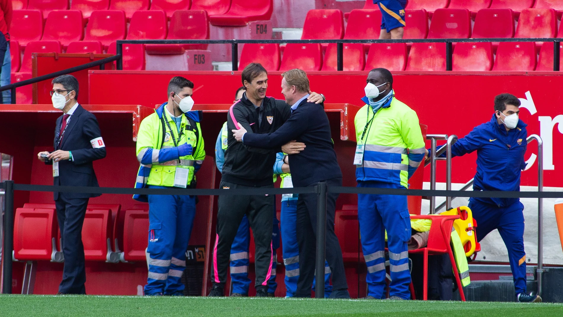 Julen Lopetegui y Ronald Koeman se saludan en la ida de las semifinales de Copa entre el Sevilla y el Barcelona