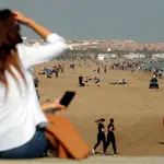 Vista general de la playa de la Malvarrosa durante este último fin de semana en el que la ciudad de Valencia está cerrada perimetralmente
