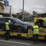 La Policía francesa revisa los permisos del conductor de grúa en Niza, que tendrá confinamientos durante los próximos dos fines de semana por la mala situación del covid-19