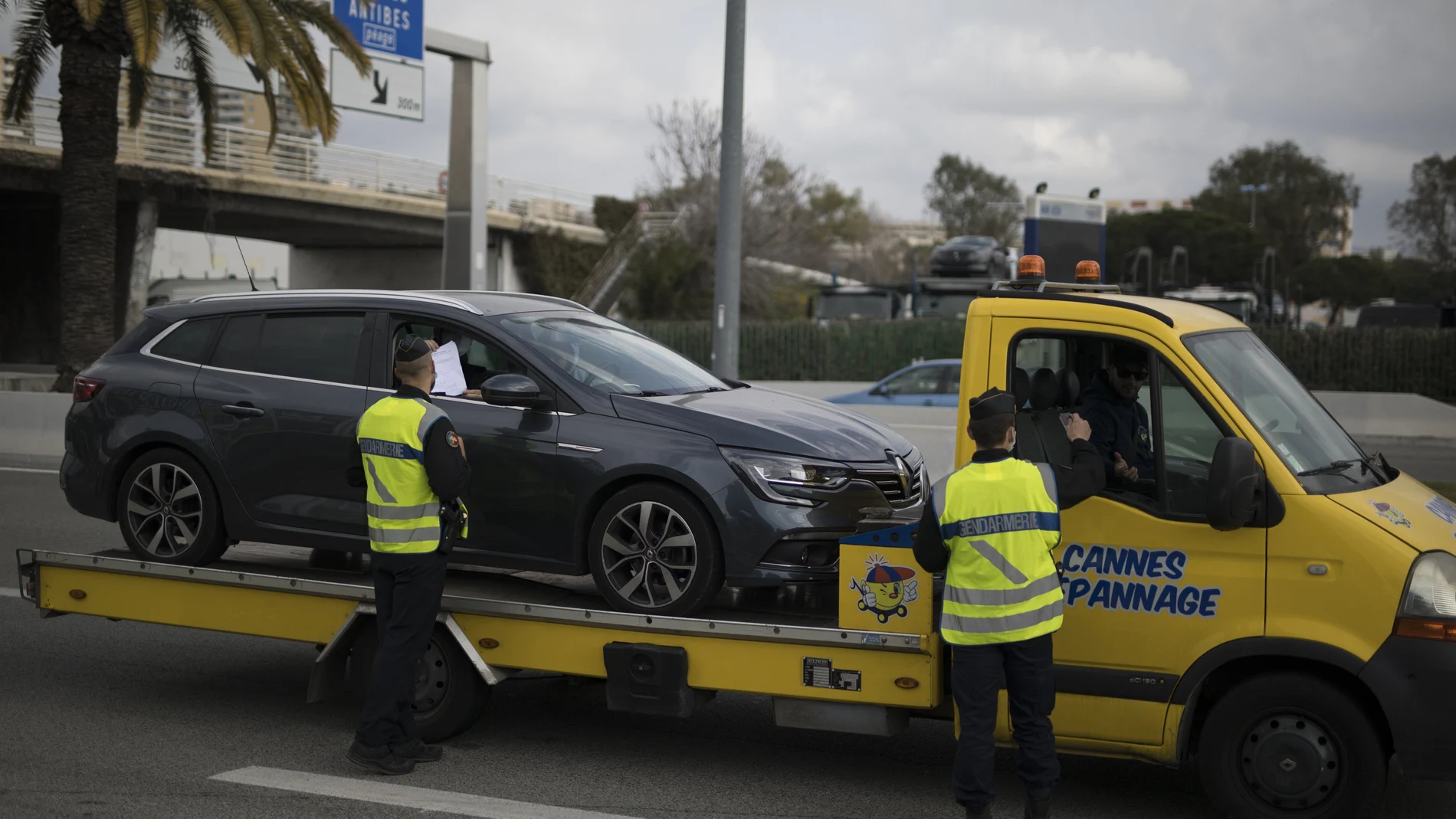 La Policía francesa revisa los permisos del conductor de grúa en Niza, que tendrá confinamientos durante los próximos dos fines de semana por la mala situación del covid-19