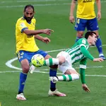 El cadista Fali y el bético Juanmi colisionan durante el Cádiz-Betis de la pasada temporada
