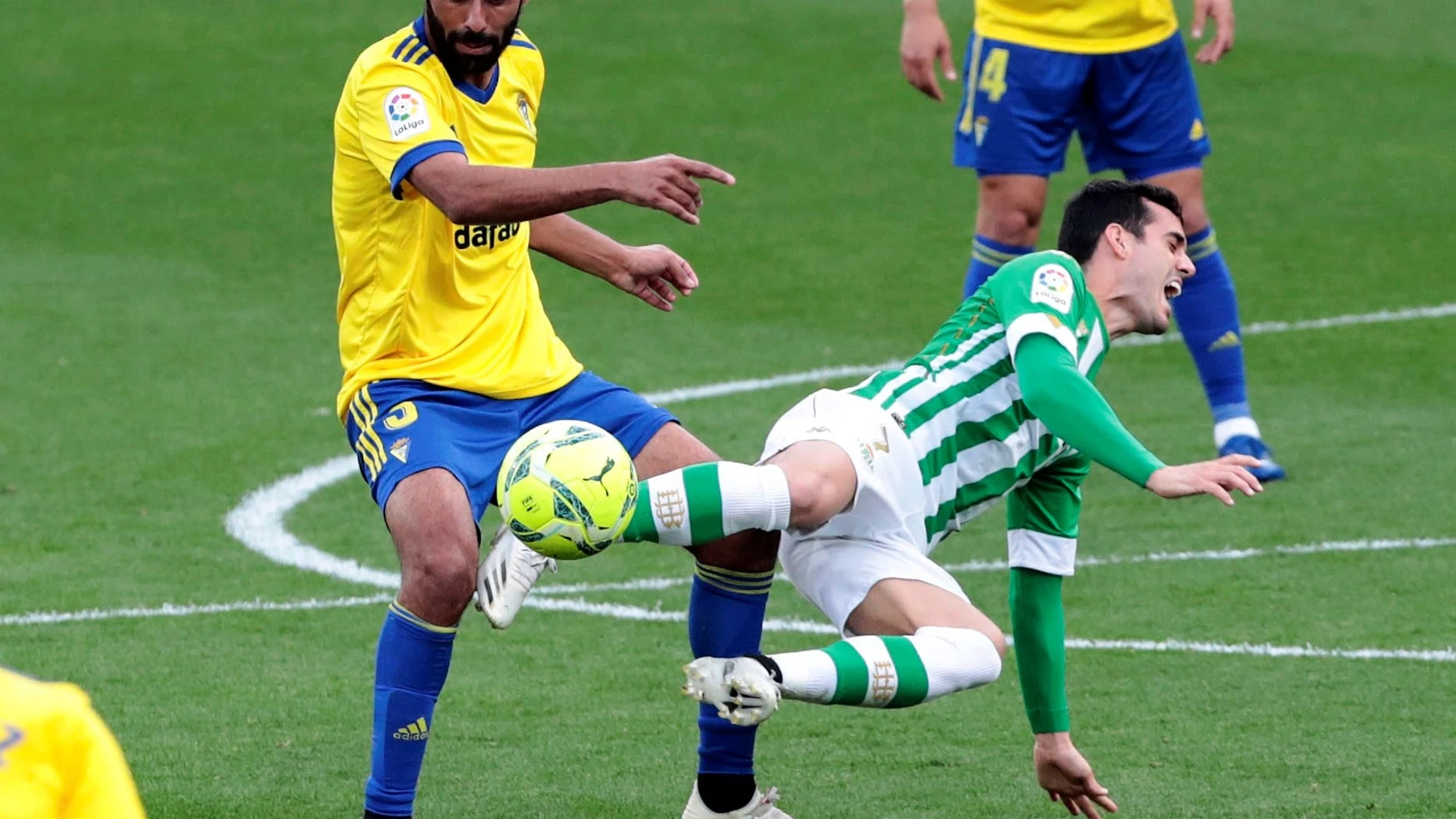 El cadista Fali y el bético Juanmi colisionan durante el Cádiz-Betis de la pasada temporada