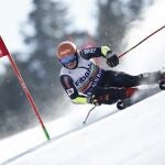El croata Filip Zubcic durante un eslalon gigante de la Copa del Mundo de esquí alpino, en Bansko. (AP Photo/Gabriele Facciotti)