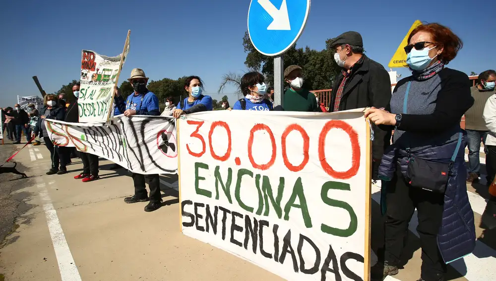 Stop Uranio protesta ante las oficinas de Berkeley en Retortillo (Salamanca)