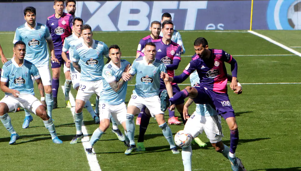 VIGO, 28/02/2021.- Jugadores del Celta y del Valladolid en un saque de córner durante el partido de la vigésima quinta jornada de LaLiga Santander disputado este domingo en el estadio de Balaídos. EFE/Salvador Sas