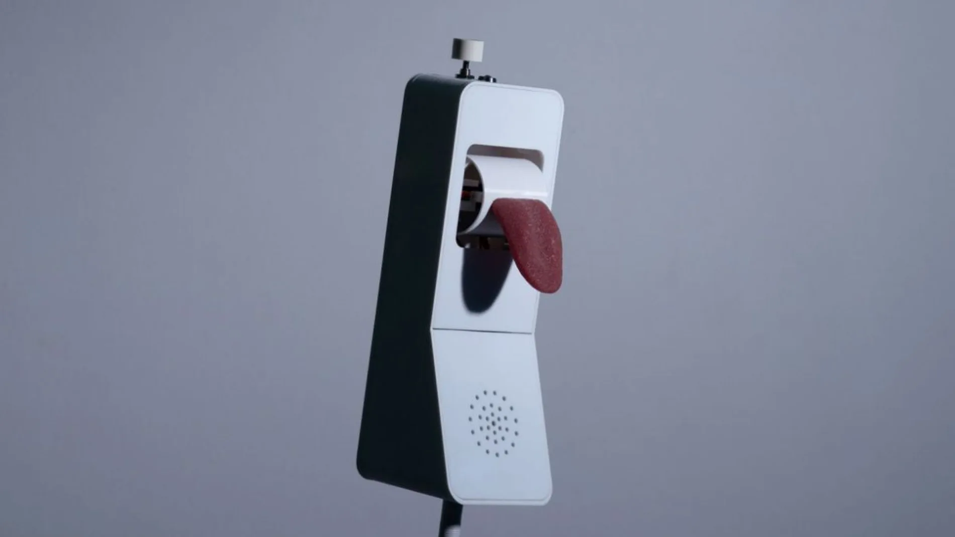 Un teléfono con lengua para ‘sentir’ la conversación