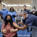 El doctor Anil Mehta, acompañado por su equipo, administra hoy la vacuna de Pfizer a Geeta Waddon. Es la número 10.000 que ha puesto en su pequeña clínica en Londres
